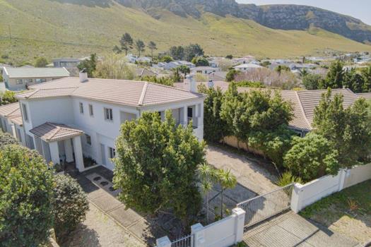 4 Bedroom House for sale in Hermanus Heights