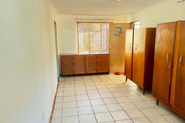 Beautiful and spacious 1 bedroom granny flat with full bathroom in upmarket area. Electricity, water, double covered parking &amp; wifi ...