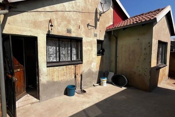 Two bedroom house up for sale
It offer a kitchen with BIC, lounge ,dining area and a bathroom.
This property also offers three outside ...