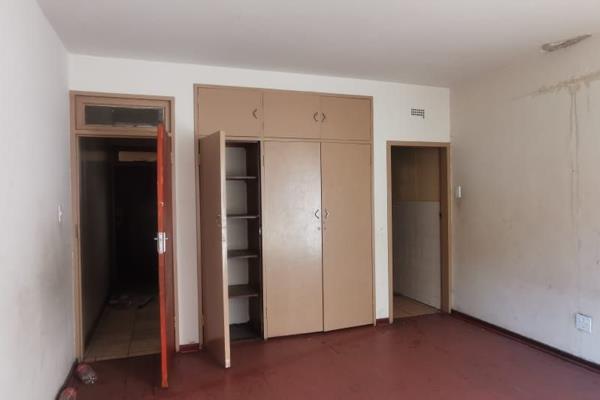 This 44 sqm bachelor unit consists of built in cupboards, a small kitchen, ensuite ...