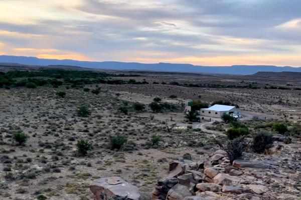 3 bedroom farm in Beaufort Wes / Merweville area. 

In the heart of the Central Karoo, this 1168Ha farm is situated in the Western ...