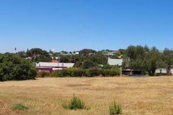 This 1269sqm vacant plot in Darling is perfectly located to enjoy the best of the ...