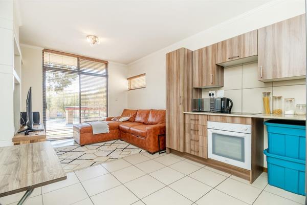 A stunning, modern  north facing ground floor bachelor unit in Jackal Creek Golf Estate that looks more like a 1 bedroom apartment. ...