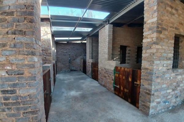 Stables for 7 equestrian companions + 1 tack/feed/storeroom R6300/month to Rent on ...