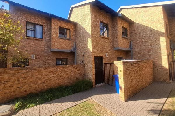 The property features 2 bedrooms,
1 bathroom.
Kitchen and open plan living area
Pre-paid electricity and fibre connectivity.
The levies ...