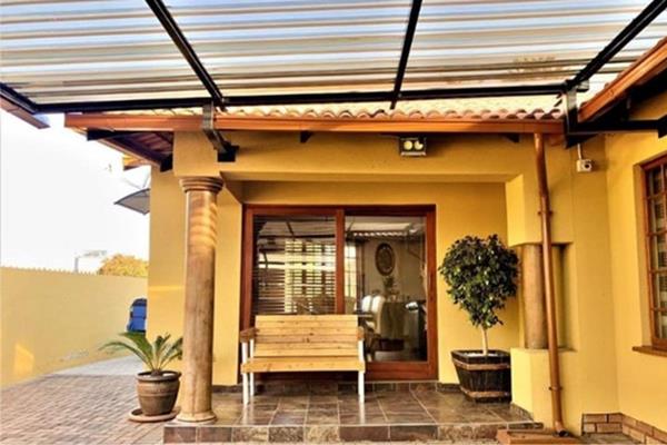 Spacious 4-Bedroom Home in Ormonde View, Johannesburg South – Available from 1st October 2024
This well-maintained 4-bedroom house in ...