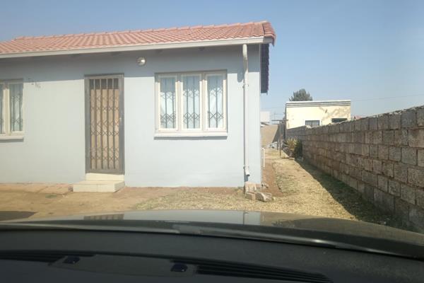 Modern fully Furnished 2-bedroom and 1-bathroom house in Windmill Park, Boksburg. 

This ...