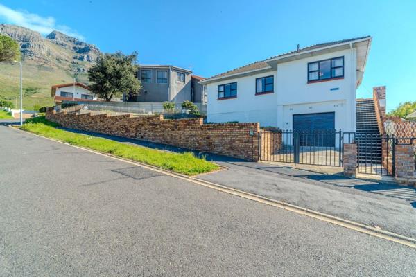 Set on the top of Walmer Estate on a large ERF offering fabulous Mountain &amp; Harbour views. This well loved family home is ready for ...