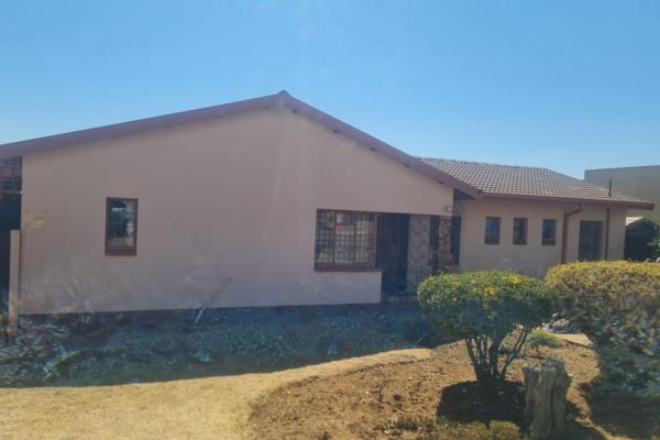 3 bedroom house en suite bathroom and guest bathroom.
Modern kitchen with two stoves. ( gas and elect.)
2 living areas and study. 
1 ...