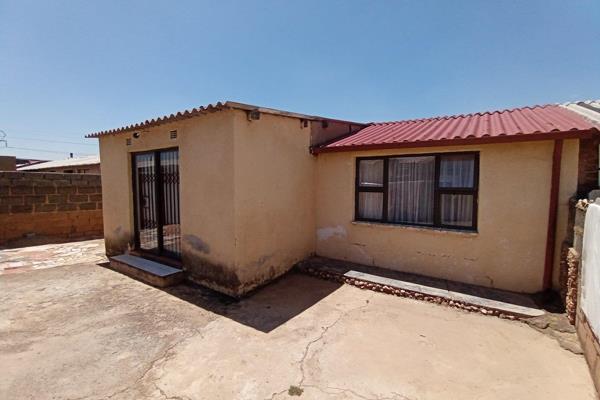 2-Bedroom House for Sale in Meadowlands 

This well maintained property offers 2 bedrooms, fully fitted kitchen, lounge and Bathroom. ...