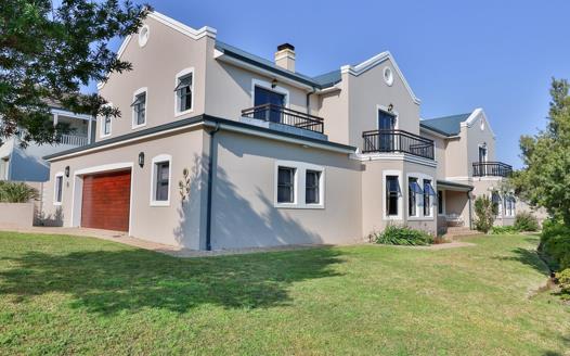 4 Bedroom House for sale in Hemel en Aarde Estate