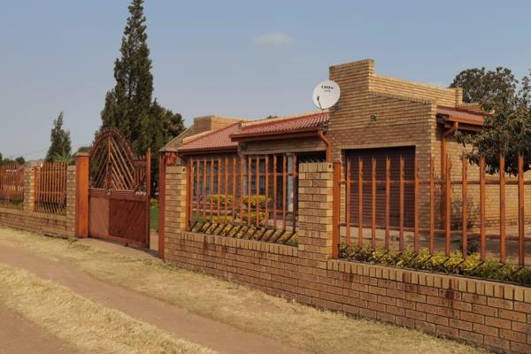 X3 bedrooms house for sale in Hammaskraal in mashemong Section 5, Next to Toko Moruleng
This is a cash deal only ( there is no tittle ...