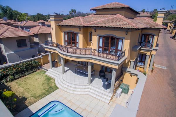 Welcome to this stunning Villa Real in Bedfordview, a luxurious style home that exudes elegance and sophistication. Located in a closed ...