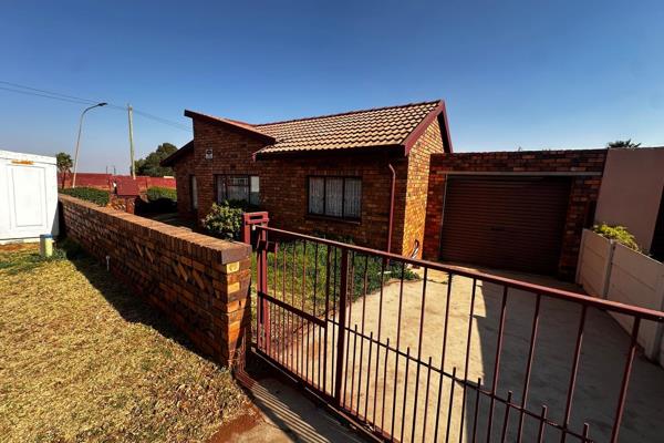 Nestled in the sought-after, secure boomed-off area of Lenasia South, this corner-stand property offers an excellent blend of space and ...