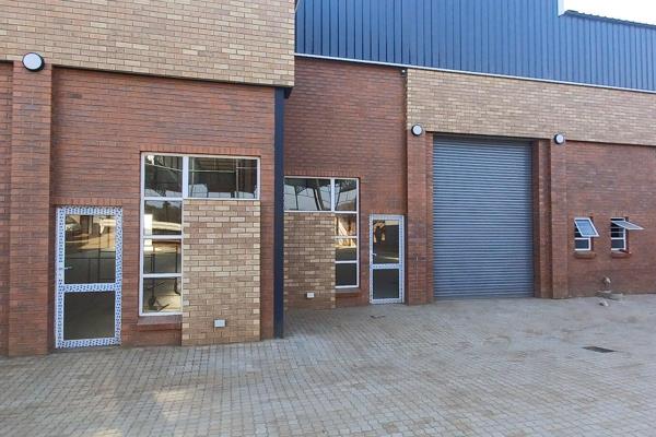 A spacious 350m&#178; warehouse in the sought-after N1 Industria business park, ideally positioned right next to the N1 highway for ...