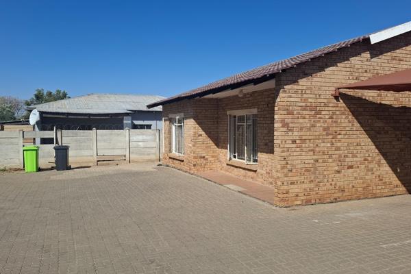 2 Bedrooms with bathroom, and open plan kitchen and lounge.

Parking are available.

Call for viewing today!!