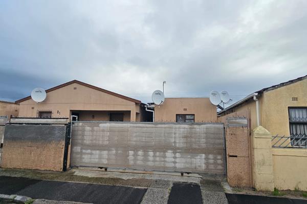 Guguletu, station park, property for sale; 2 beds &amp; 3 flats with own bathrooms and toilets with tenants, close to the train ...