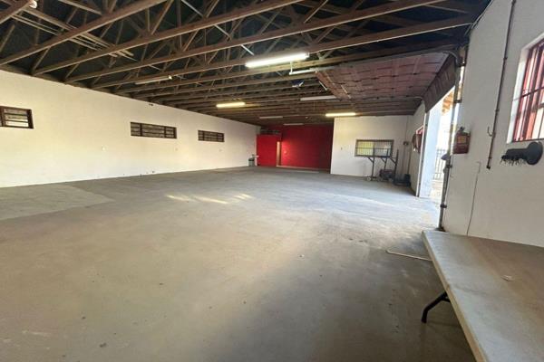 This storage unit is available long term to rental in the industrial area. The space is +/- 300 square meters. 

Tenants are to note ...