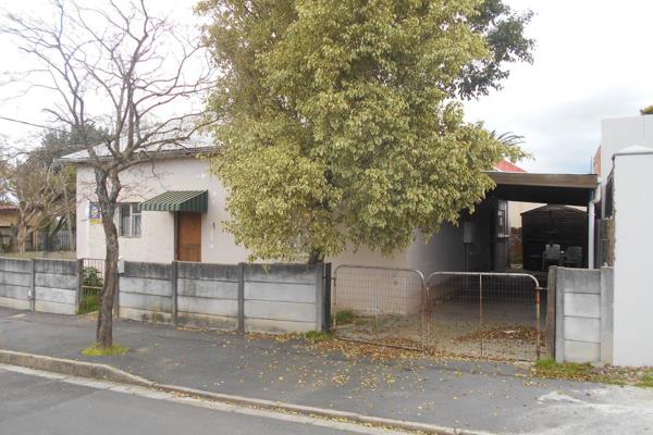 This 2-bedroom, 1-bathroom cottage in Denneburg, Paarl, is the perfect project for ...