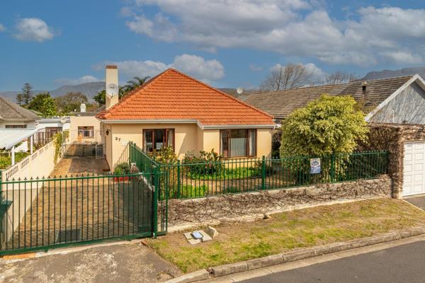 This spotless home borders Constantia/Doordrift area with the Constantia shopping mall close by.
The Main house has gleaming wooden ...