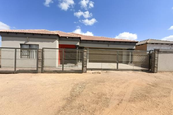 The House Consists of;

- 3 bedroom (1 Fitted) 
- 2 Bathrooms 
- Open plan lounge ...