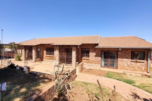 Well-maintained 2.1 HA plot for sale in Kameeldrift West. 

This property features a 5-bedroom house with a tiled roof, 2 bathrooms, a ...