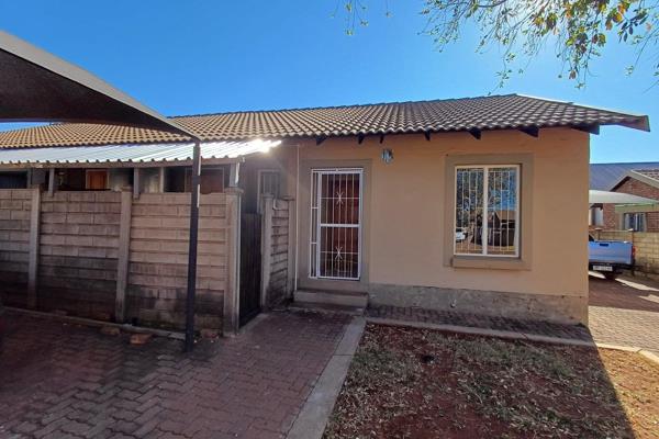 This two-bedroom, two-bathroom apartment is located in a secure complex in a quiet area in Thabazimbi. 

The area has borehole water, which is a significant advantage. The apartment features prepaid electricity, a braai area, a ...