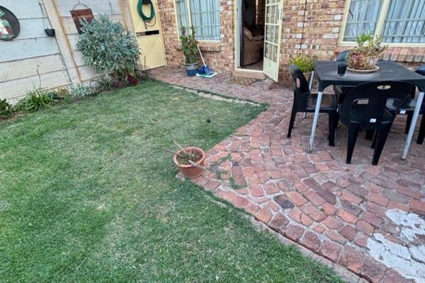 R645 000   Neat 2 bedroom townhouse for sale in Annlin
The property consists of 2 bedrooms, full bathroom, kitchen, lounge area.  ...