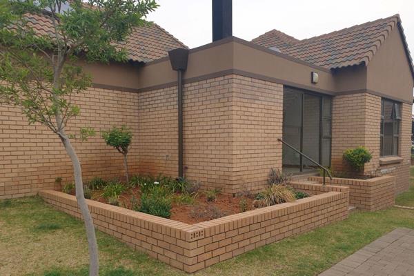 Retirement unit at Sante two bedroom 2 bathrooms double garage.  Enclosed  patio with braai area Pre paid electricity. 24 hour security ...