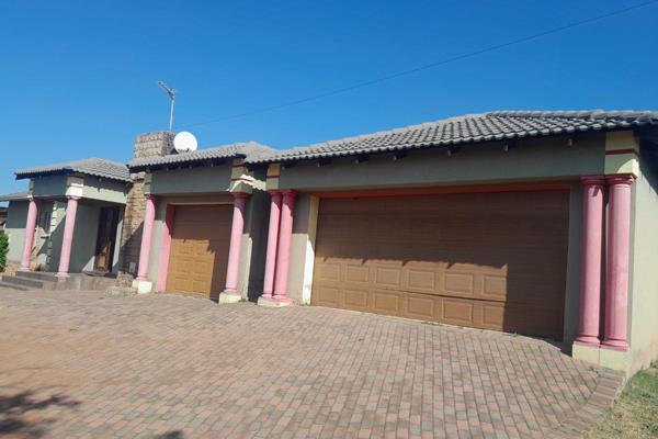 This charming property in Witpoortjie on a HUGE stand offers the following...
- a ...