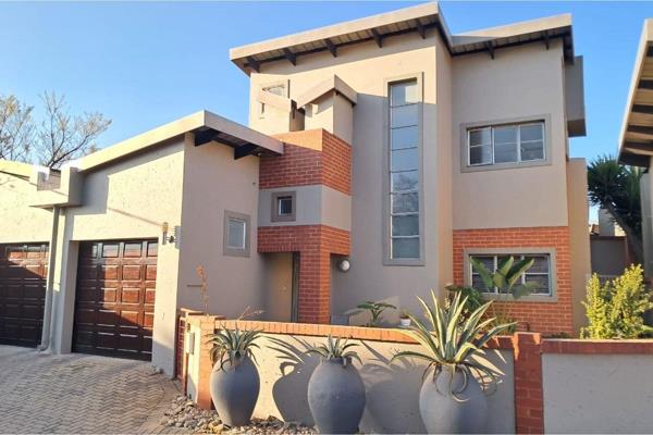 This is a modern unit with upmarket finishes in a no loadshedding area.
2 Bedrooms, the main has a balcony.
2 Bathrooms (1 en ...