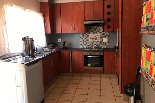 Lock up and move to the south!

A lovely 3 bedroom house has been made available in Dobsonville (Soweto). The property is a block ...