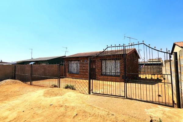 This lovely property is situated in a sought after part of Tembisa, at Emoyeni. It is very close to R21 Highway, taking you to OR Tambo ...