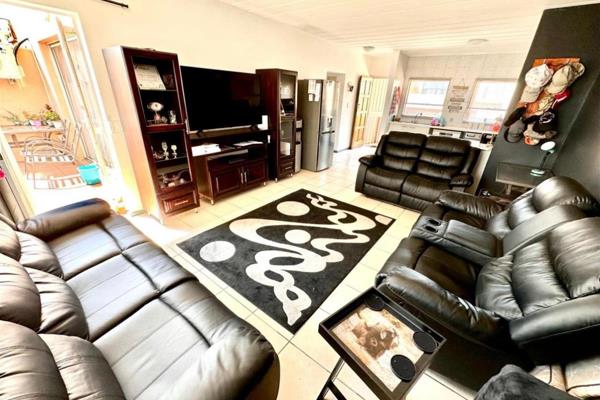 2 Bedroom Apartment to let in Randhart 

RENTING POINTS:- 

* Two spacious bedrooms with built in cupboards 

* One neat bathroom ...