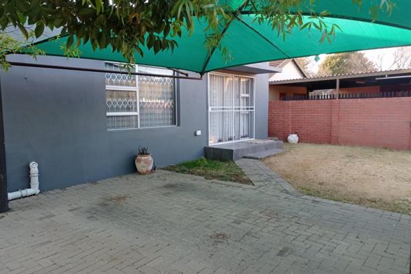 Experience the charm of this modern 2-bedroom home, designed with comfort and style in mind. The house features two well-appointed bathrooms and a cozy lounge, perfect for unwinding after a long day. 

The expansive open-plan kitchen and dining area provide a fantastic space ...