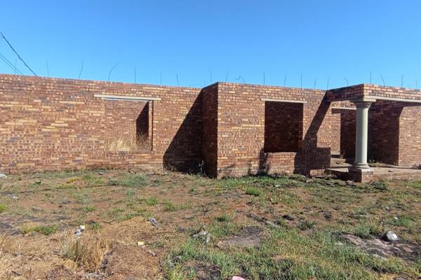 Unfinished 3 Bedroom House 

This unfinished single storey 3 bedroom house available in Ext 18. Roof top &amp; finishes to be added ...