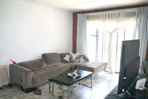 Discover this delightful 3-bedroom townhouse in the heart of Lyndhurst, Johannesburg. ...