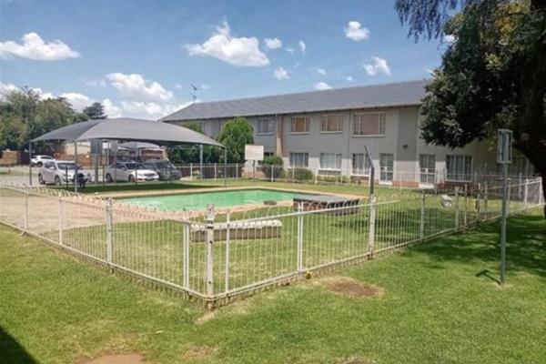 Modern 3-bedroom first-floor apartment in the secure Smithfield Complex, just 2km from East Rand Mall and conveniently located along ...