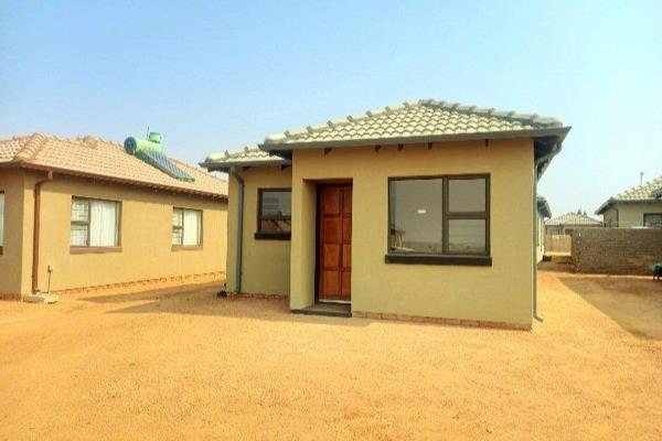 3 Bedroom house (New Development ) in Soshanguve Block VV
House Description :

A beautiful 3 Bedroom house, located in Soshanguve East Block VV

We are thrilled to present you the latest residential development located in ...