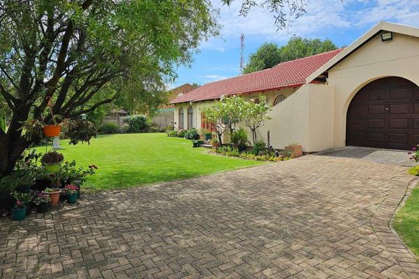 Feel right at home!
This 3 Bedroom house is situated on a big stand with a well manicured garden.  2 Bathrooms, single garage with ...