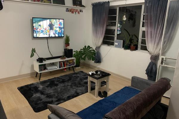 Centrally situated one bedroom upstairs flat 
Open plan kitchen &amp; lounge area 
Ideal for a single person or couple
Prepaid ...