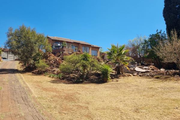 Three bedroom house in Noordheuwel offers Open plan kitchen and lounge. Sliding doors leading onto a balcony with magnificent views. 3 ...