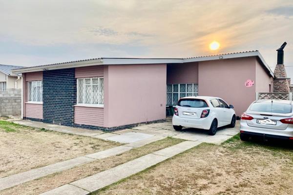 This home offers 2 bedrooms, 2x bathrooms, kitchen, lounge, dining room, entertainment area with indoor braai, gym / studio that can ...