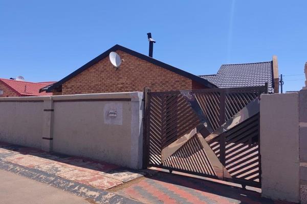 Charming 3-Bedroom Family Home in Dobsonville Ext

This clean and well-maintained family home in the heart of Dobsonville Extension ...