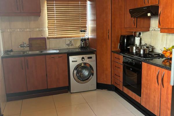 3 Bedrooms
2 Bathrooms
The main bedroom has its own en suite bathroom.
A second bathroom for guests 
Large kitchen and ...