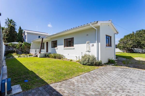 This rustic farm-style family home is in Eastcliff, a charming coastal town. It offers ...