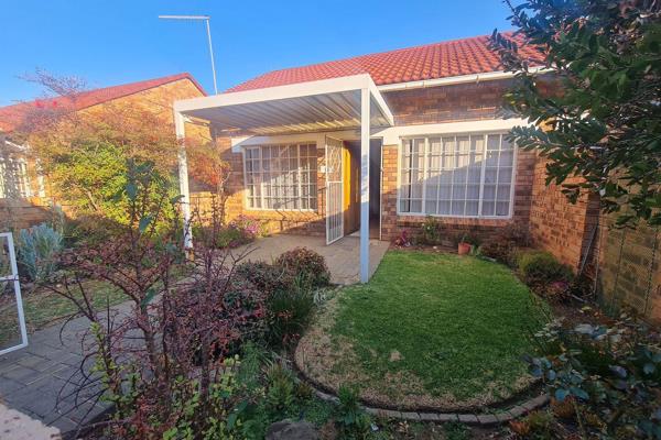 Lovely 1 bedroom townhouse to rent in a retirement  complex. Garden, kitchen, bathroom , patio and bedroom. The unite is being tiled.