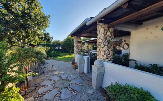 4 Bedroom House for sale in Jacobsbaai