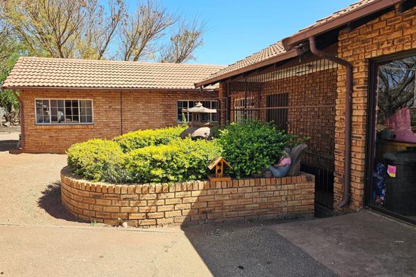 Just outside the hustle and bustle of city life, you&#39;ll find this &quot;peace&quot; of land. Easy access to Krugersdorp, Shopping malls, Silverstar Casino and schools - 15km

2 x lounges. The first lounge is in the living area leading to an open patio area. The second ...