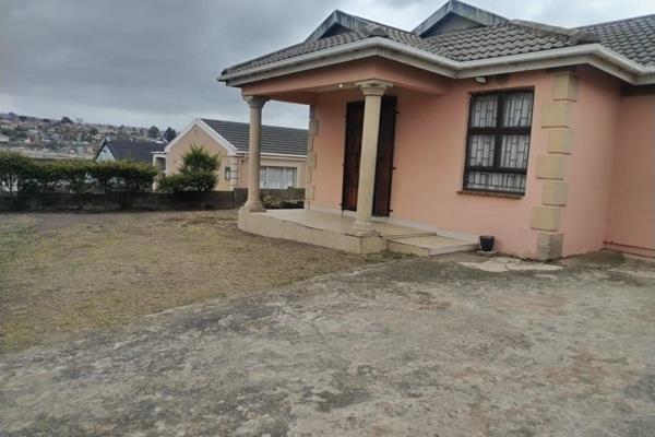 Rent R6900
3 Bedroom 
Main room ensuite
1 Bathroom and toilet
Lounge and dining room
Kitchen
2 Parking
Fully fenced
Electricity ...